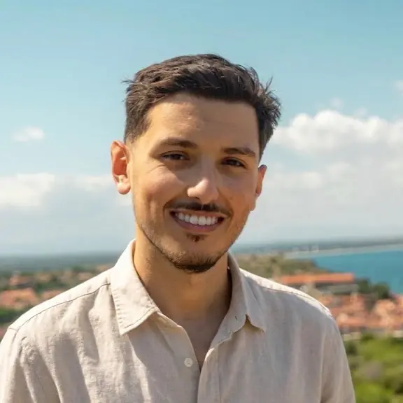 Portrait d'Alan Brière, vidéaste professionnel basé à La Rochelle
